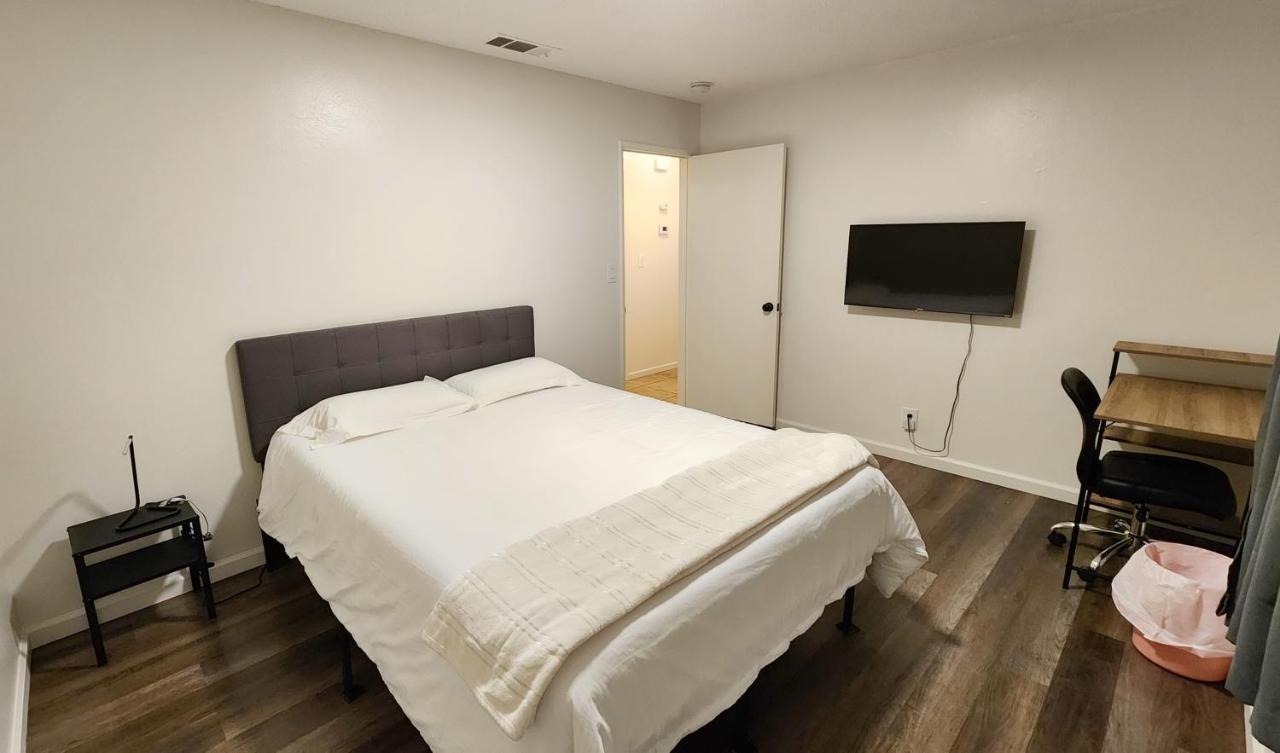 Centrally Located, 4X Queen, 300 Mbps Internet With Backyard! Хемет Экстерьер фото