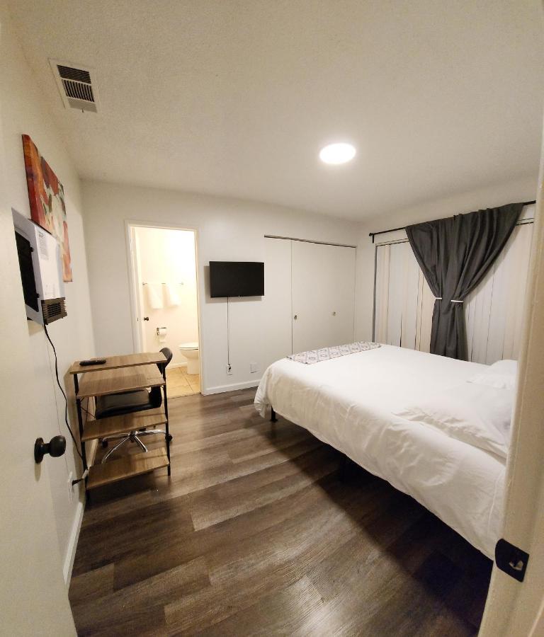 Centrally Located, 4X Queen, 300 Mbps Internet With Backyard! Хемет Экстерьер фото